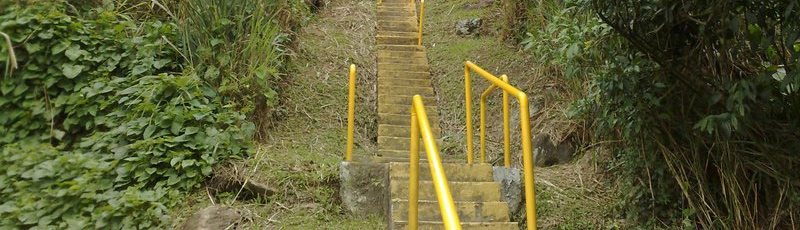 Escadaria com mais de 300 degraus na Enseada